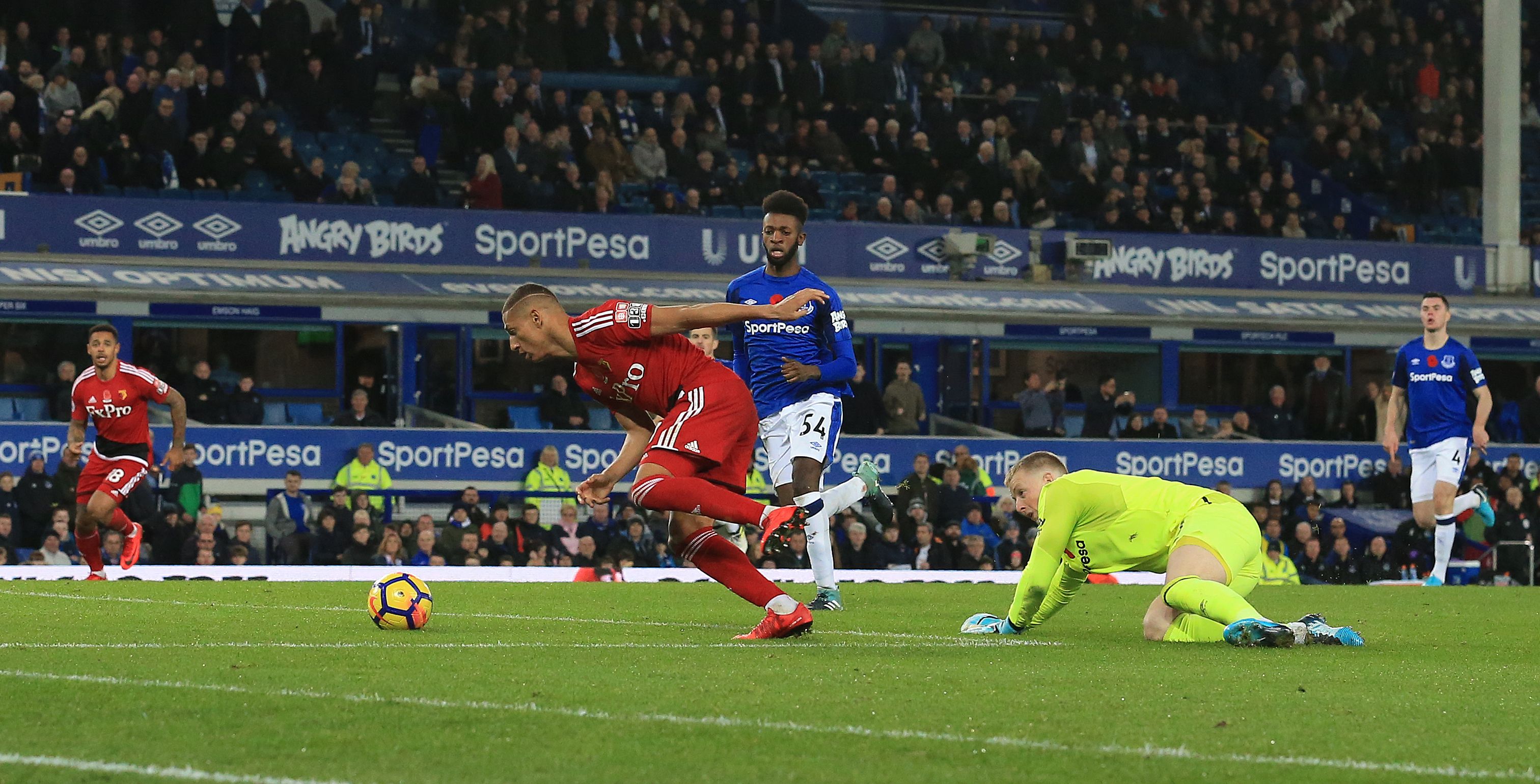 Watford's Brazilian striker Richarlison de Andrade (C) beats Everton's English goalkeeper Jordan Pickford to score the opening goal during the English Premier League football match between Everton and Watford at Goodison Park in Liverpool, north west England on November 5, 2017. / AFP PHOTO / Lindsey PARNABY / RESTRICTED TO EDITORIAL USE. No use with unauthorized audio, video, data, fixture lists, club/league logos or 'live' services. Online in-match use limited to 75 images, no video emulation. No use in betting, games or single club/league/player publications.  /         (Photo credit should read LINDSEY PARNABY/AFP/Getty Images)