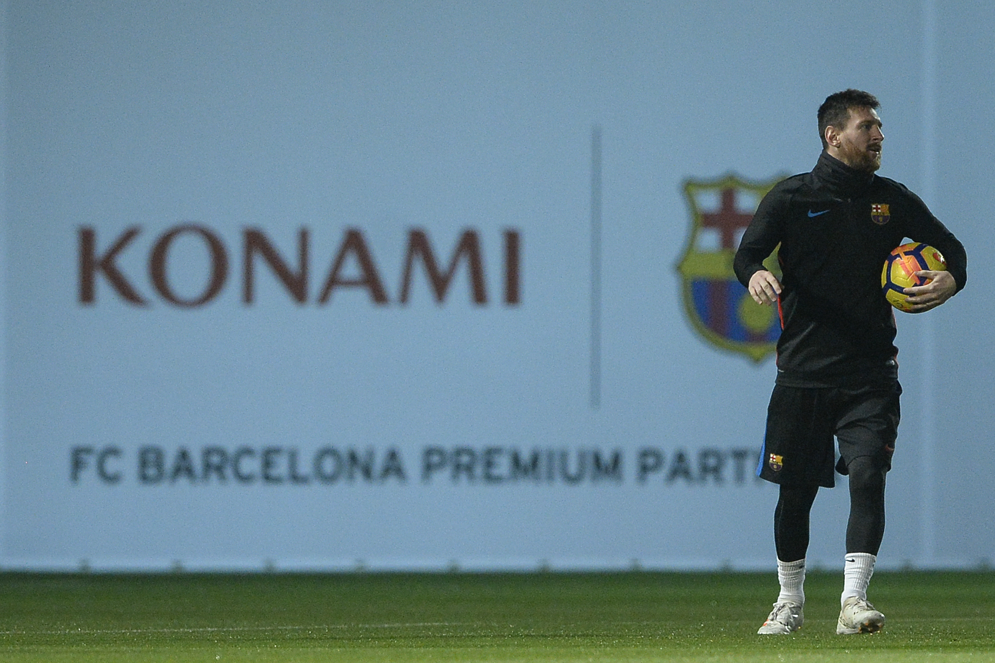 Barcelona's Argentinian forward Lionel Messi takes part in a training session at the FC Barcelona Joan Gamper sports center in Sant Joan Despi, near Barcelona on November 25, 2017. / AFP PHOTO / Josep LAGO (Photo credit should read JOSEP LAGO/AFP/Getty Images)