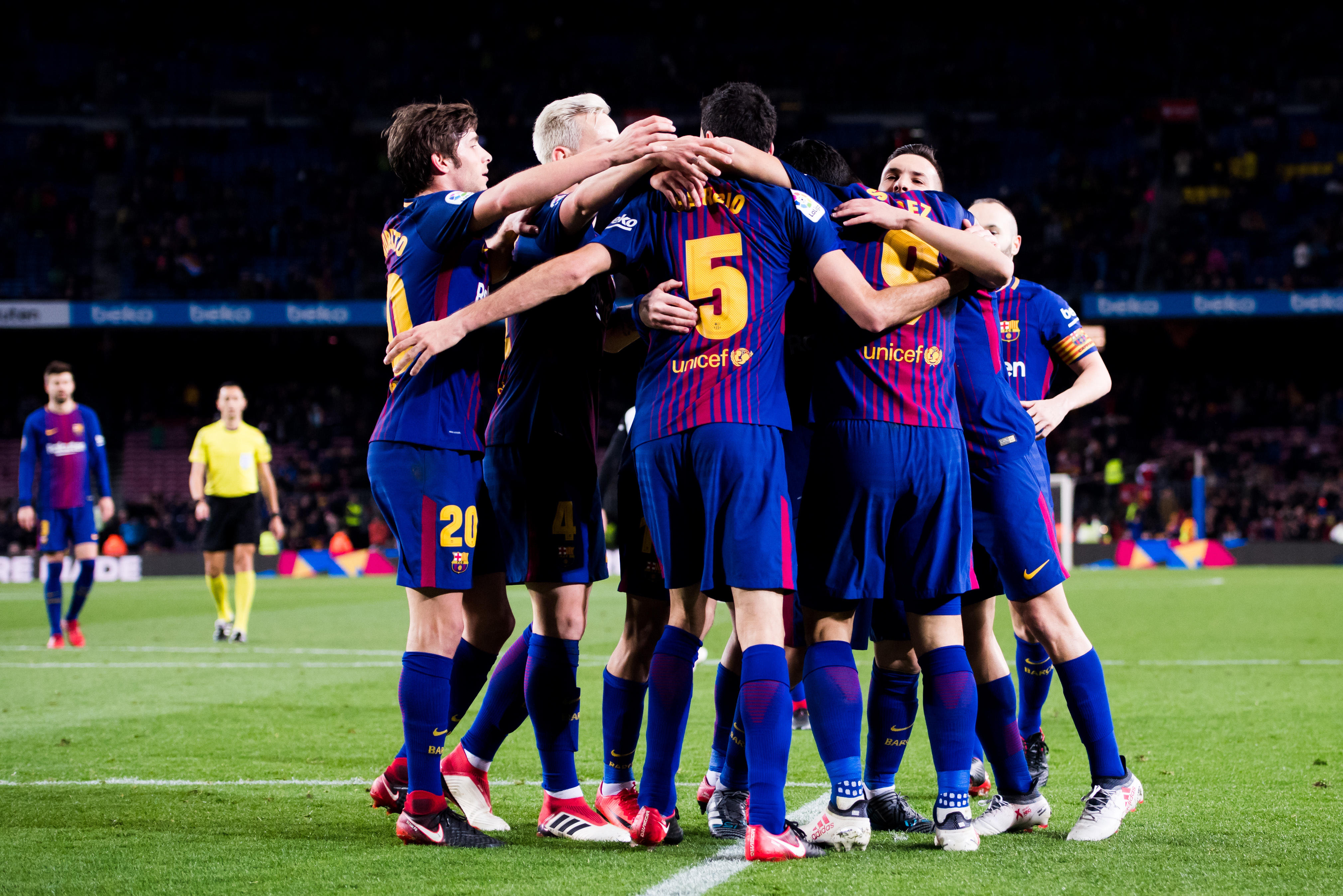 BARCELONA, SPAIN - FEBRUARY 01: Luis Suarez of FC Barcelona celebrates with his teammates scoring the opening goal during the Copa del Rey semi-final first leg match between FC Barcelona and Valencia CF at Camp Nou on February 1, 2018 in Barcelona, Spain. (Photo by Alex Caparros/Getty Images)