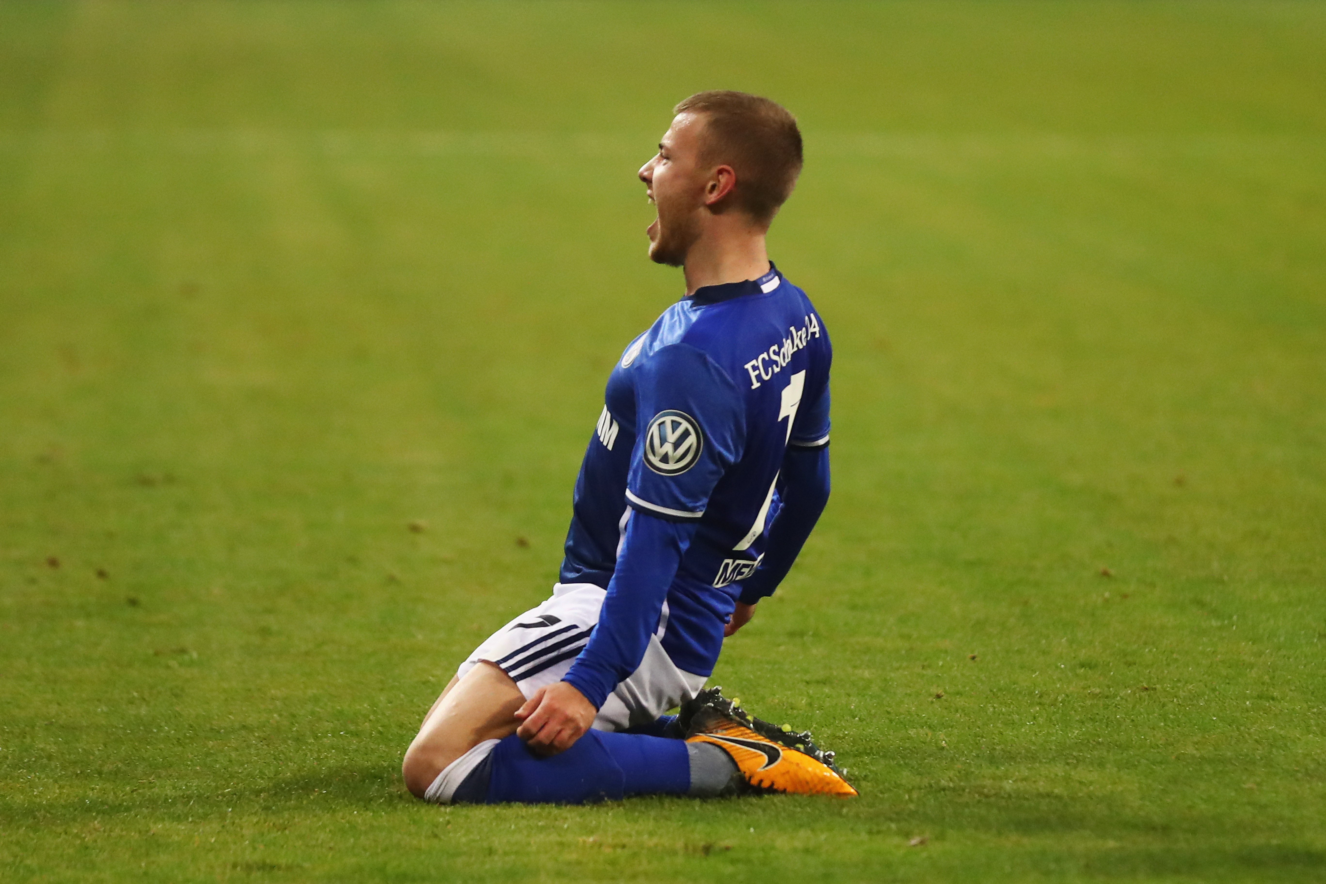 GELSENKIRCHEN, GERMANY - DECEMBER 19:  Max Meyer of Schalke 04 celebrates scoring his teams first goal of the game during the DFB Pokal match between FC Schalke 04 and 1. FC Koeln at Veltins-Arena on December 19, 2017 in Gelsenkirchen, Germany.  (Photo by Dean Mouhtaropoulos/Bongarts/Getty Images)