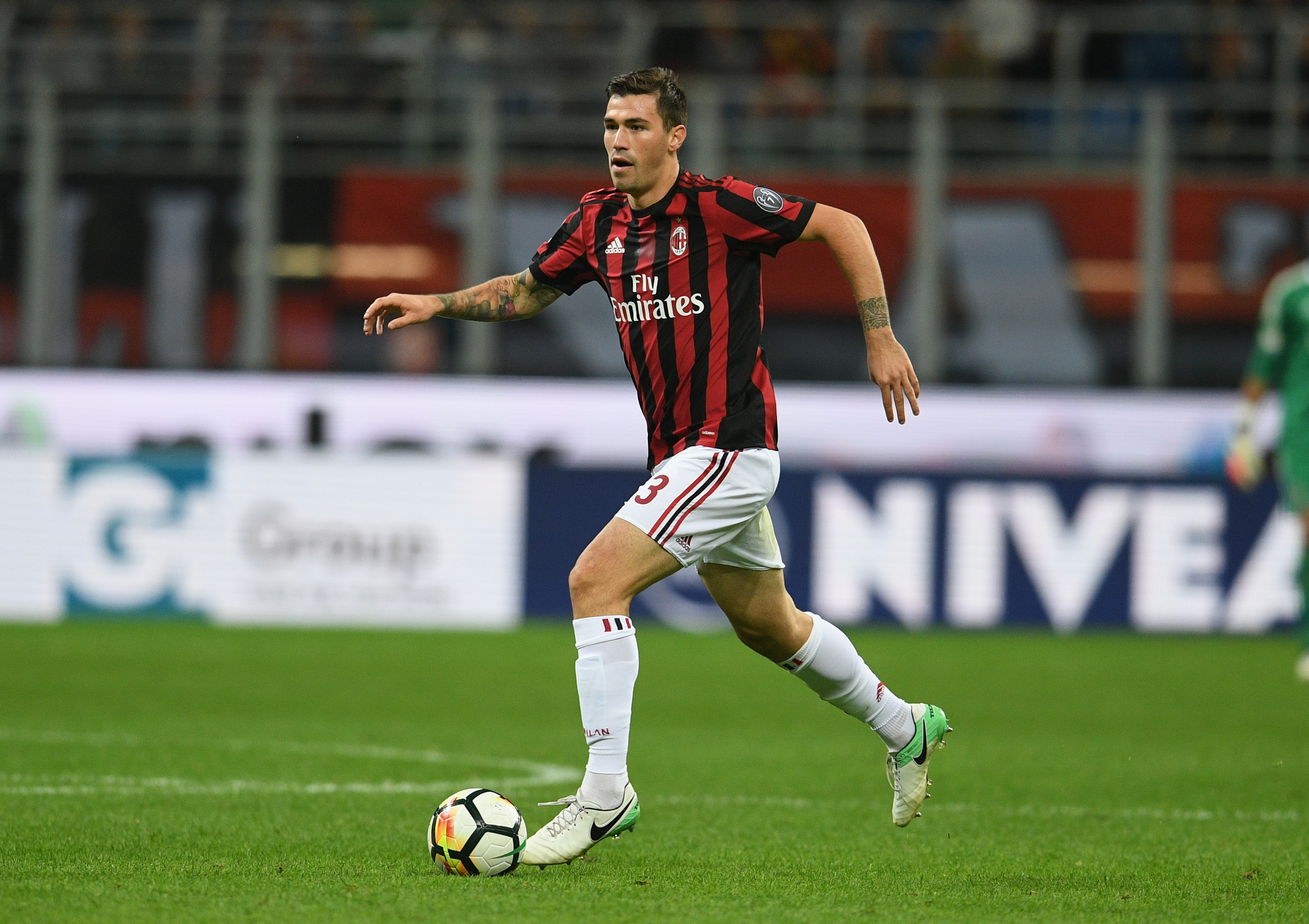 MILAN, ITALY - SEPTEMBER 20:  Alessio Romagnoli of AC Milan in action during the Serie A match between AC Milan and Spal at Stadio Giuseppe Meazza on September 20, 2017 in Milan, Italy.  (Photo by Claudio Villa/Getty Images)