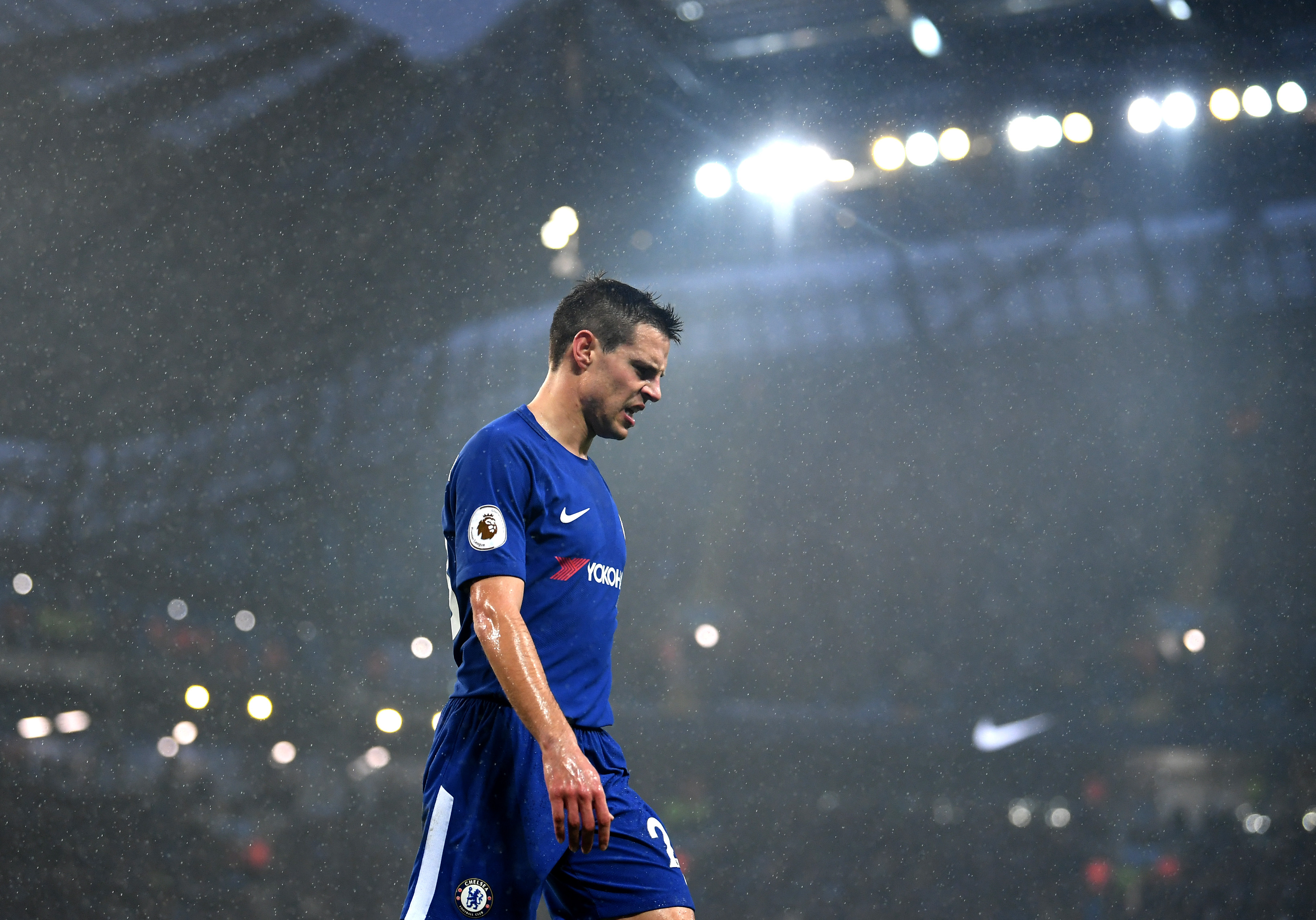 MANCHESTER, ENGLAND - MARCH 04: Cesar Azpilicueta of Chelsea looks dejected during the Premier League match between Manchester City and Chelsea at Etihad Stadium on March 4, 2018 in Manchester, England.  (Photo by Laurence Griffiths/Getty Images)