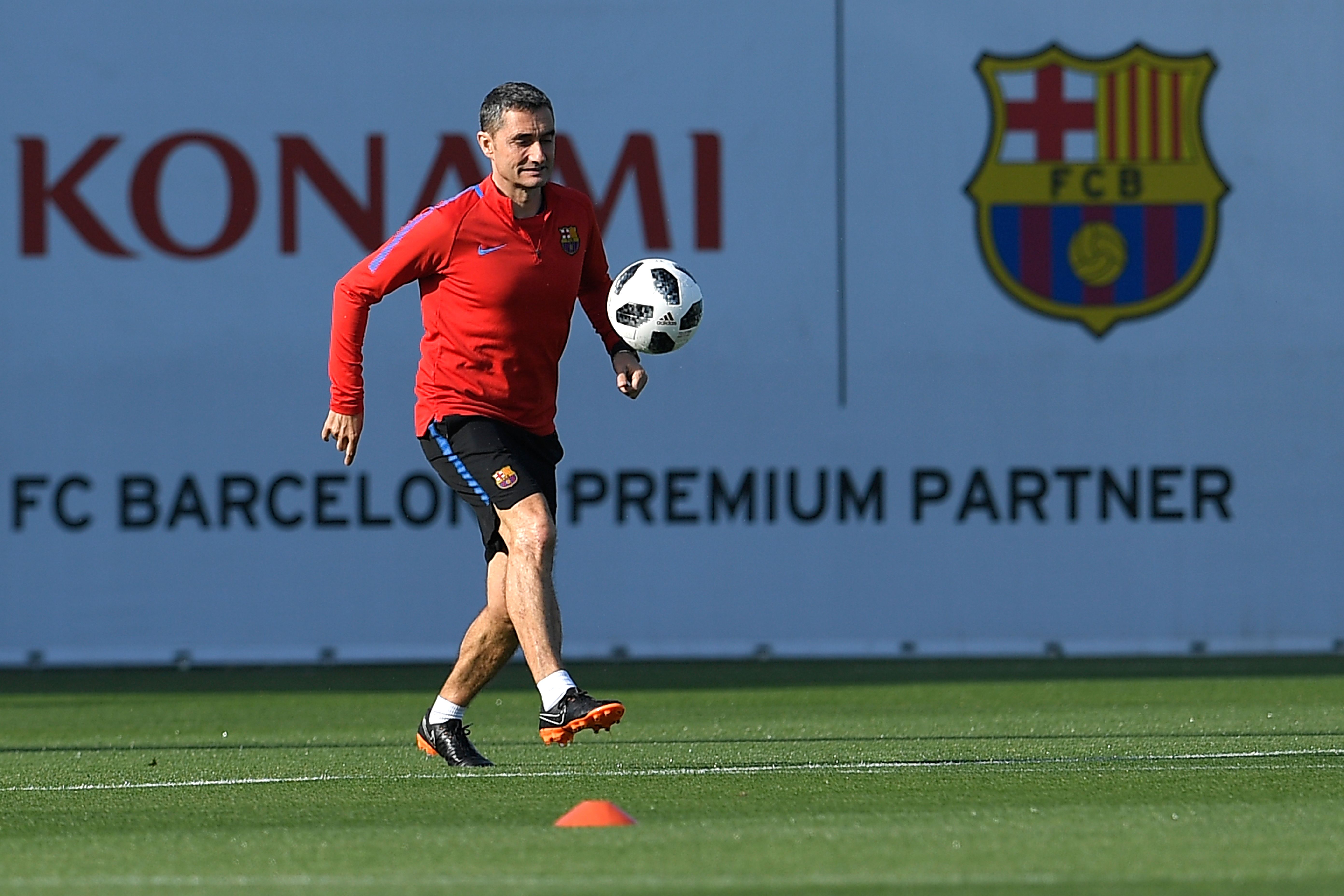 TOPSHOT - Barcelona's coach Ernesto Valverde takes part in a training session at the Joan Gamper Sports Center in Sant Joan Despi, near Barcelona, on April 20, 2018 on the eve the Spanish Copa del Rey (King's Cup) final football match Sevilla FC against FC Barcelona. (Photo by LLUIS GENE / AFP)        (Photo credit should read LLUIS GENE/AFP/Getty Images)