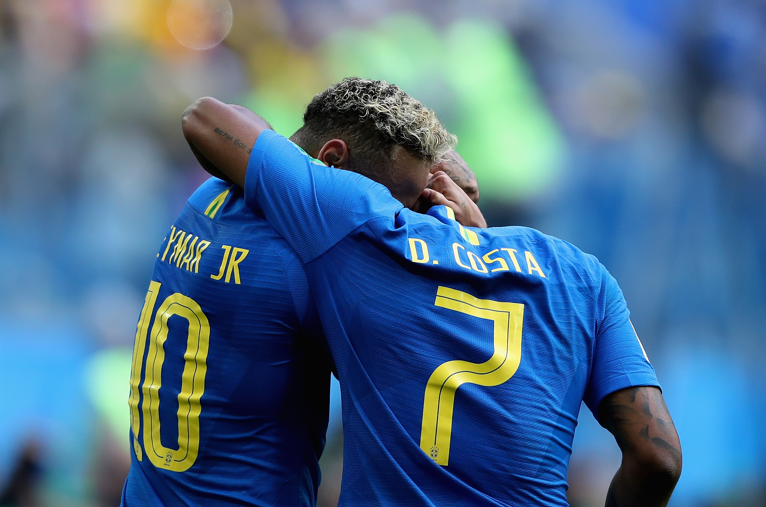 SAINT PETERSBURG, RUSSIA - JUNE 22: Neymar Jr of Brazil celebrates with teammate Douglas Costa after scoring his team's second goal during the 2018 FIFA World Cup Russia group E match between Brazil and Costa Rica at Saint Petersburg Stadium on June 22, 2018 in Saint Petersburg, Russia.  (Photo by Francois Nel/Getty Images)