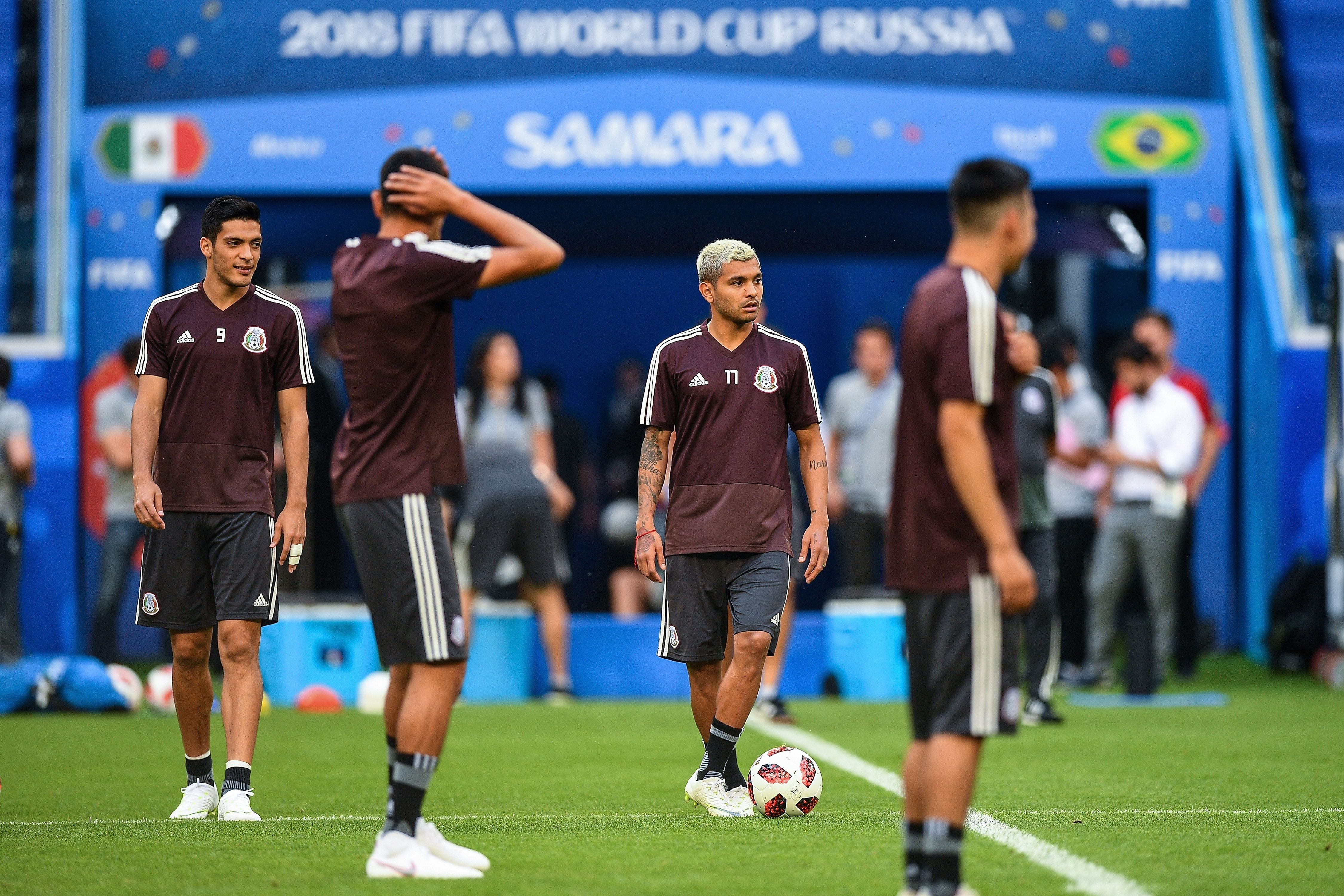Mexico's forward Raul Jimenez (L) and forward Carlos Vela (2nd R) take part to a training session at the Samara Arena stadium on the eve of the Russia 2018 World Cup round of 16 football match between Brazil and Mexico on July 1, 2018 in Samara. (Photo by Manan VATSYAYANA / AFP)        (Photo credit should read MANAN VATSYAYANA/AFP/Getty Images)