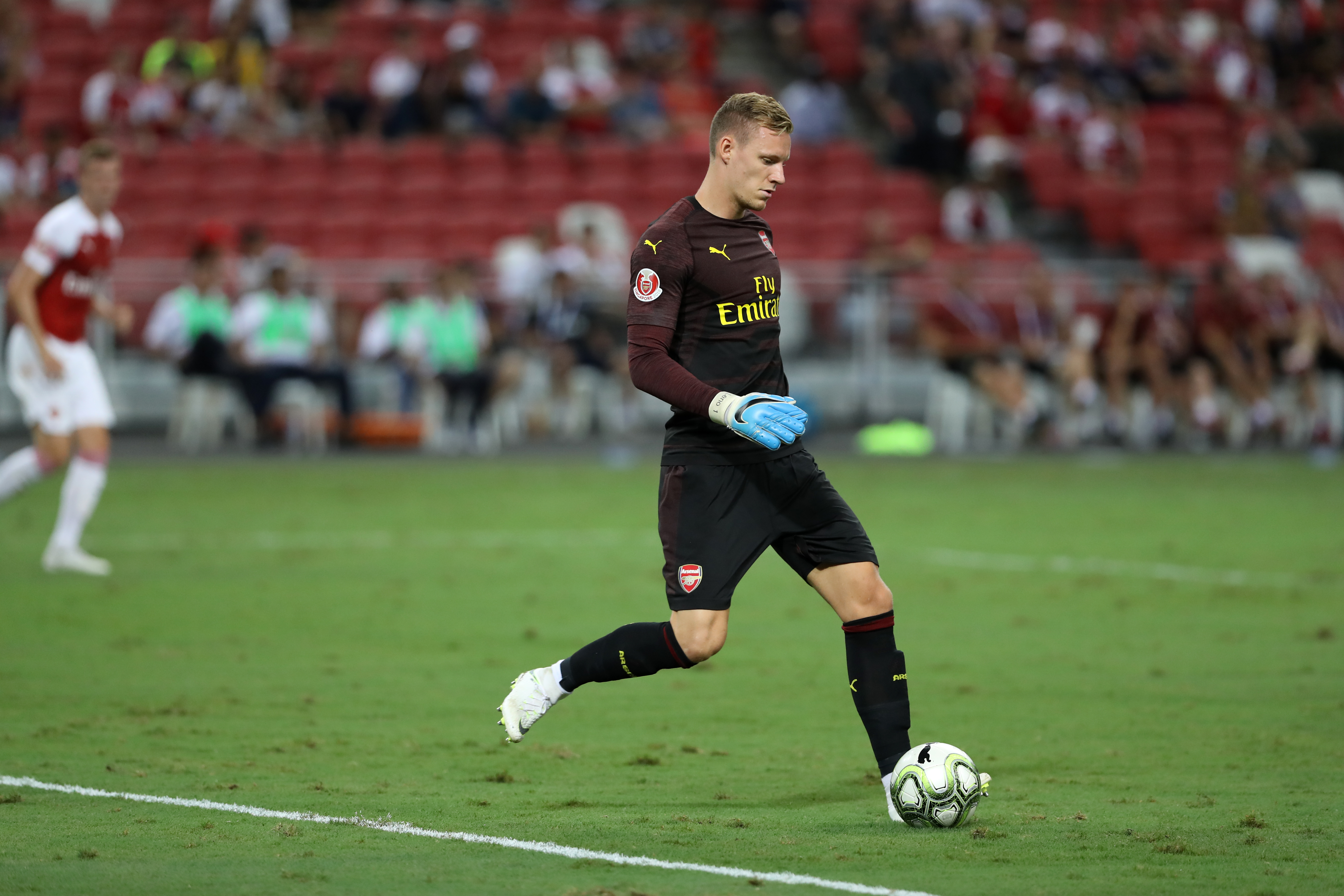 SINGAPORE, SINGAPORE - JULY 26: Bernd Leno of Arsenal passes the ball during the International Champions Cup 2018 match between Club Atletico de Madrid and Arsenal at the National Stadium on July 26, 2018 in Singapore. (Photo by Lionel Ng/Getty Images)