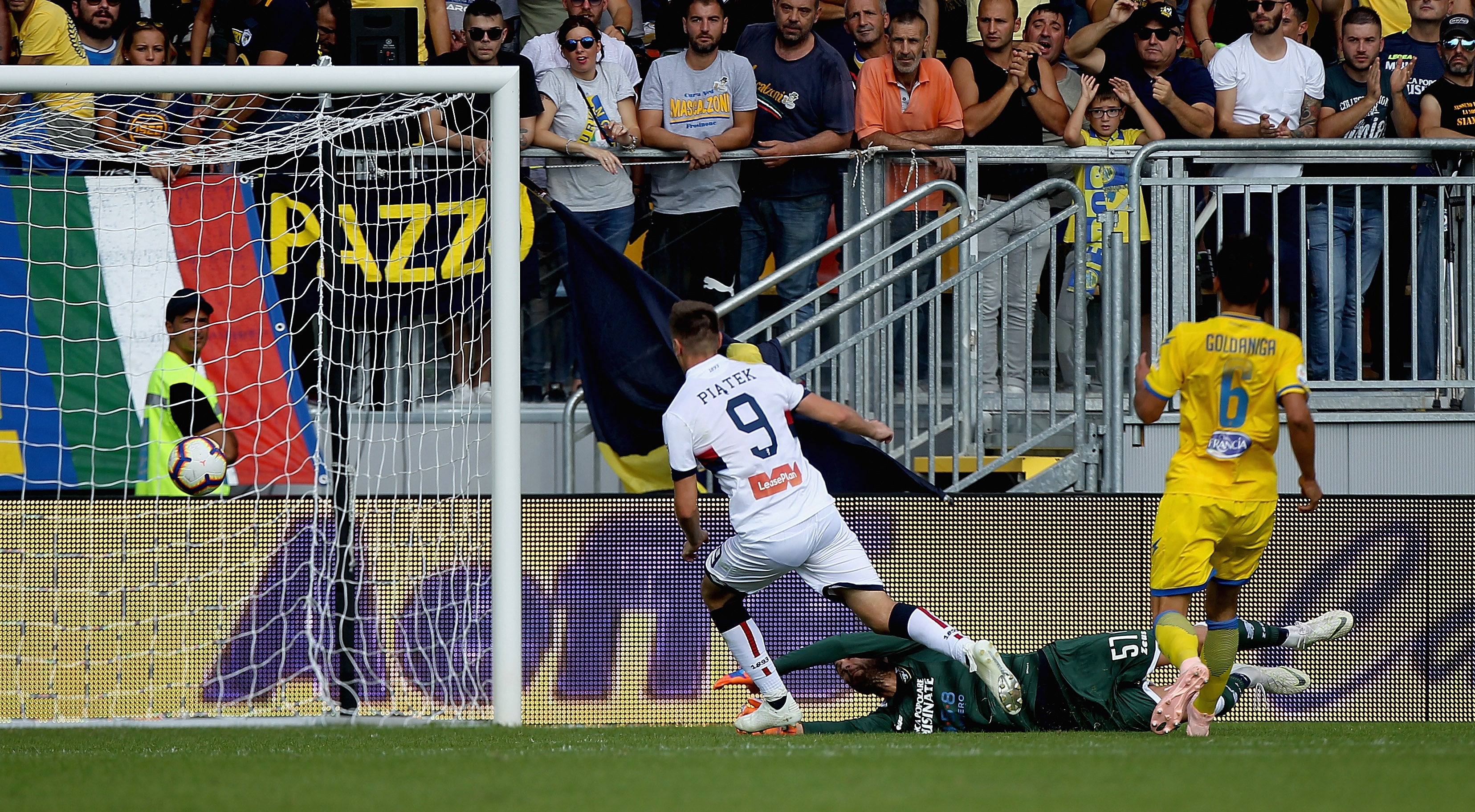 FROSINONE, ITALY - SEPTEMBER 30: Krzysztof Piatek of Genoa CFC scores the team's second goal during the Serie A match between Frosinone Calcio and Genoa CFC at Stadio Benito Stirpe on September 30, 2018 in Frosinone, Italy. (Photo by Paolo Bruno/Getty Images)