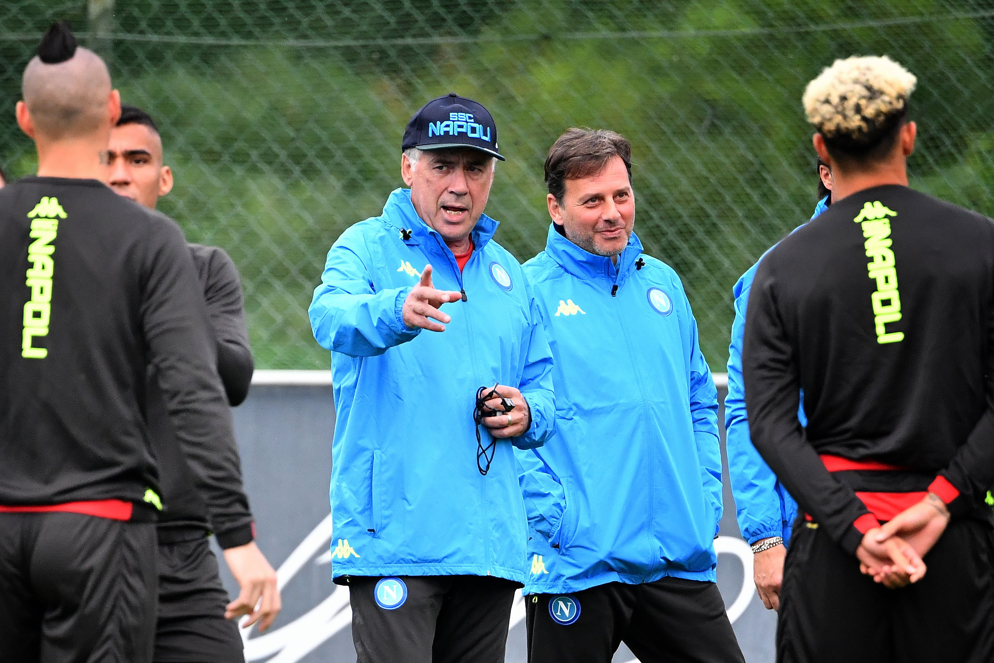 Napoli's Italian coach Carlo Ancelotti (C) gestures during a training on the eve of the UEFA Champions League football match between Napoli and Paris Saint-Germain at the Napoli's training center in Castel Volturno, on November 5, 2018. (Photo by Alberto PIZZOLI / AFP)        (Photo credit should read ALBERTO PIZZOLI/AFP/Getty Images)
