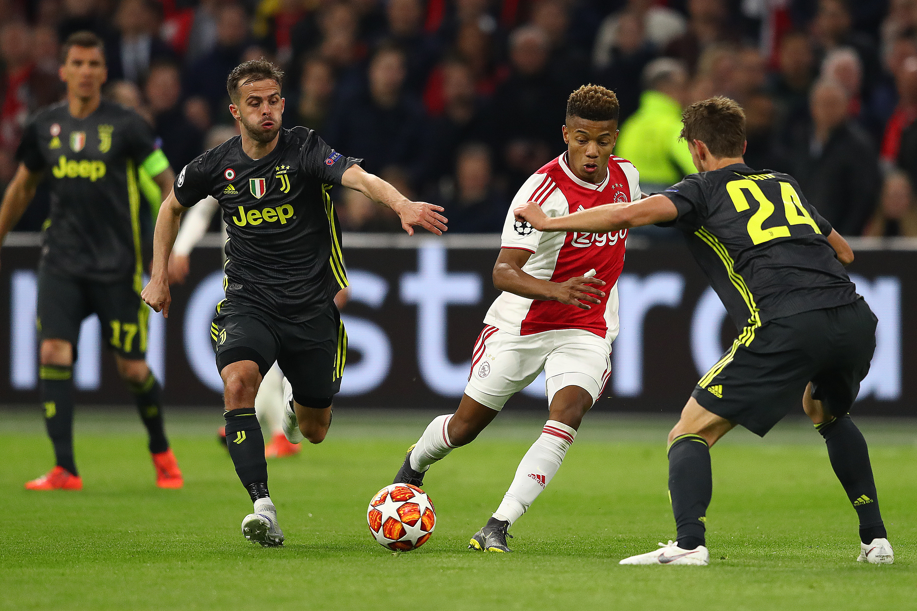 AMSTERDAM, NETHERLANDS - APRIL 10: David Neres of Ajax tracked by Miralem Pjanic (L) and Daniele Rugani (R) of Juventus during the UEFA Champions League Quarter Final first leg match between Ajax and Juventus at Johan Cruyff Arena on April 10, 2019 in Amsterdam, Netherlands. (Photo by Michael Steele/Getty Images)