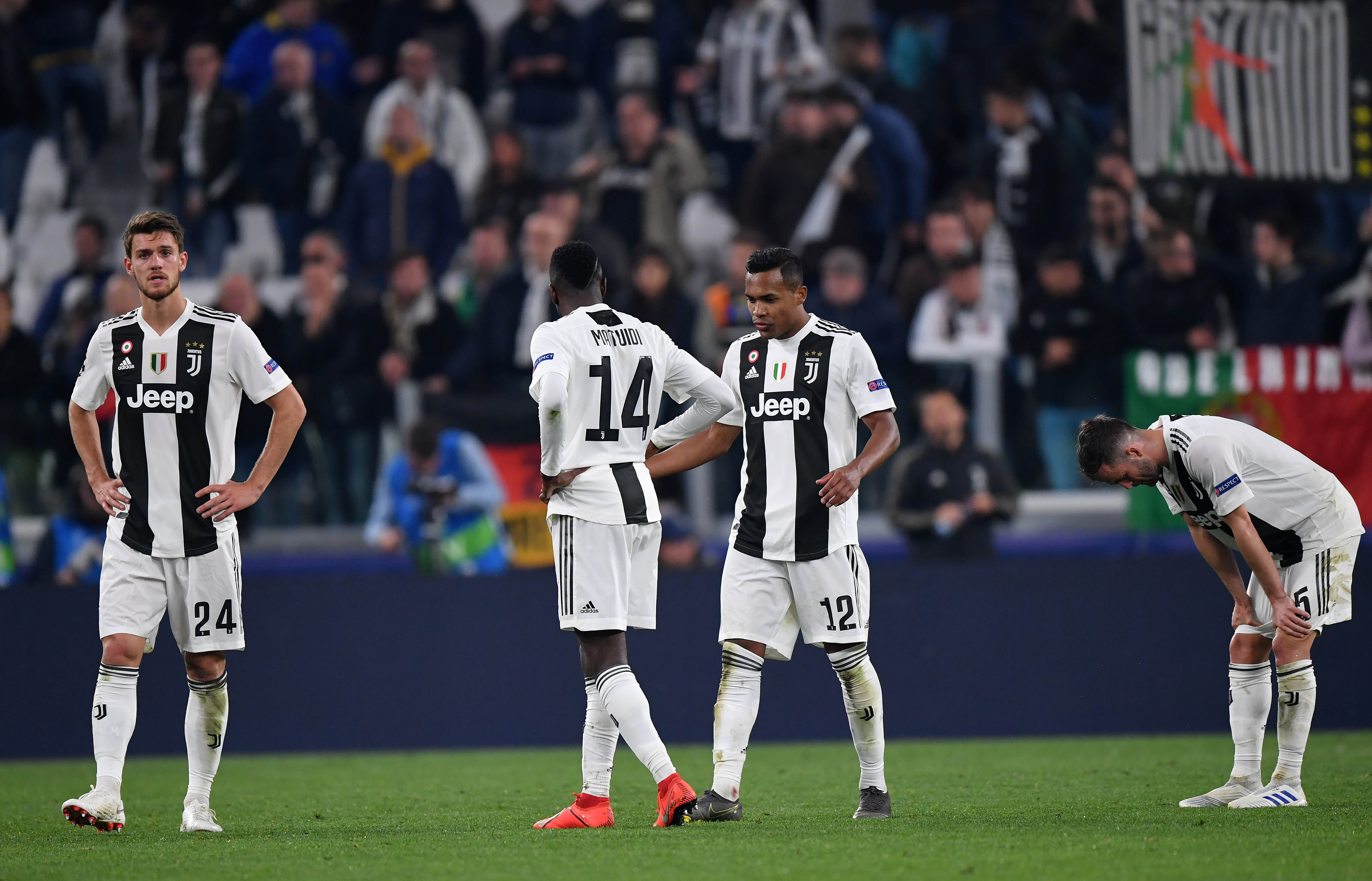 TURIN, ITALY - APRIL 16: Dejected Juventus players shakes hands with each other after the UEFA Champions League Quarter Final second leg match between Juventus and Ajax at Allianz Stadium on April 16, 2019 in Turin, Italy. (Photo by Stuart Franklin/Getty Images)