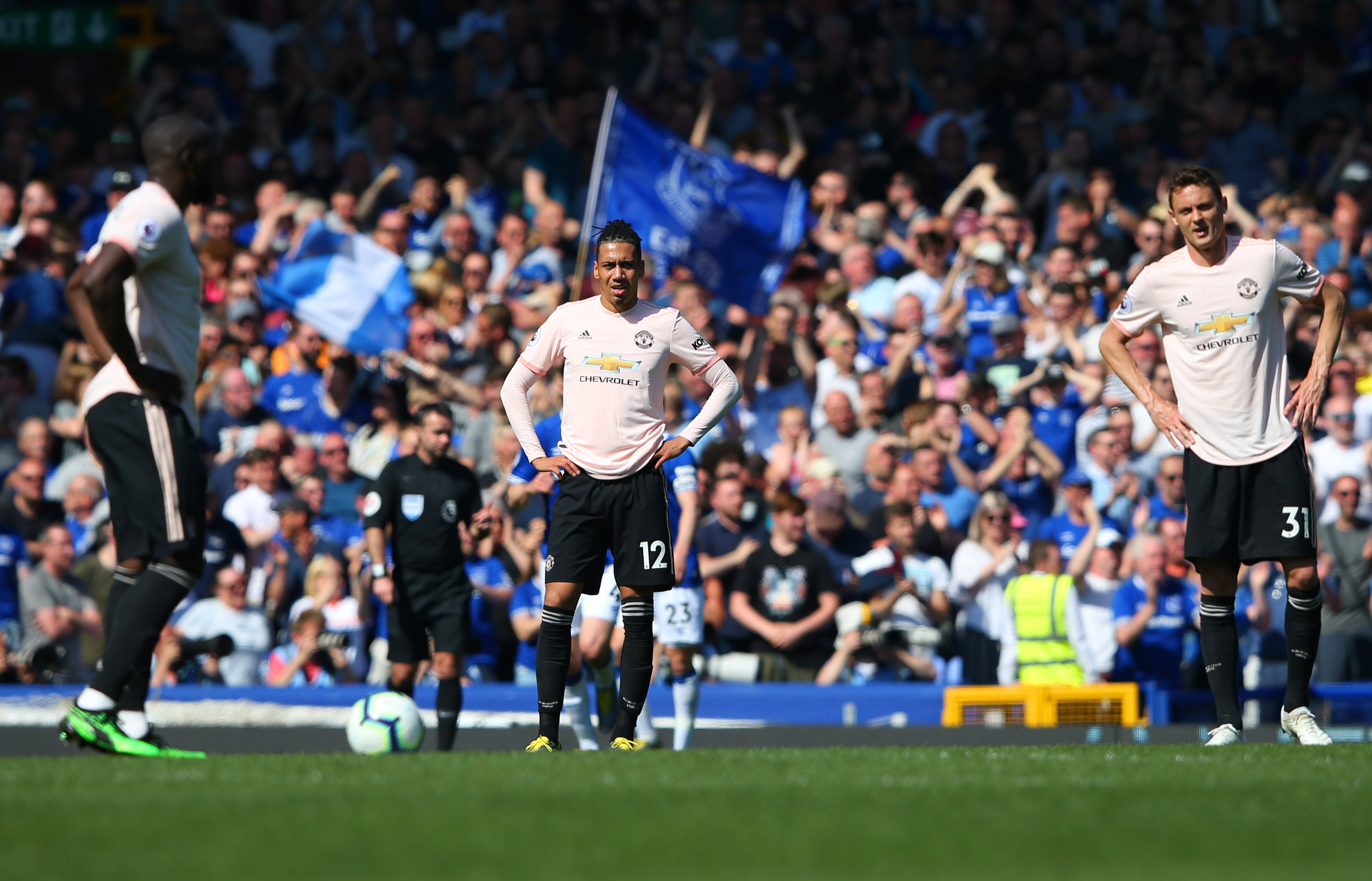 LIVERPOOL, ENGLAND - APRIL 21: Manchester United players look dejected during the Premier League match between Everton FC and Manchester United at Goodison Park on April 21, 2019 in Liverpool, United Kingdom. (Photo by Alex Livesey/Getty Images)