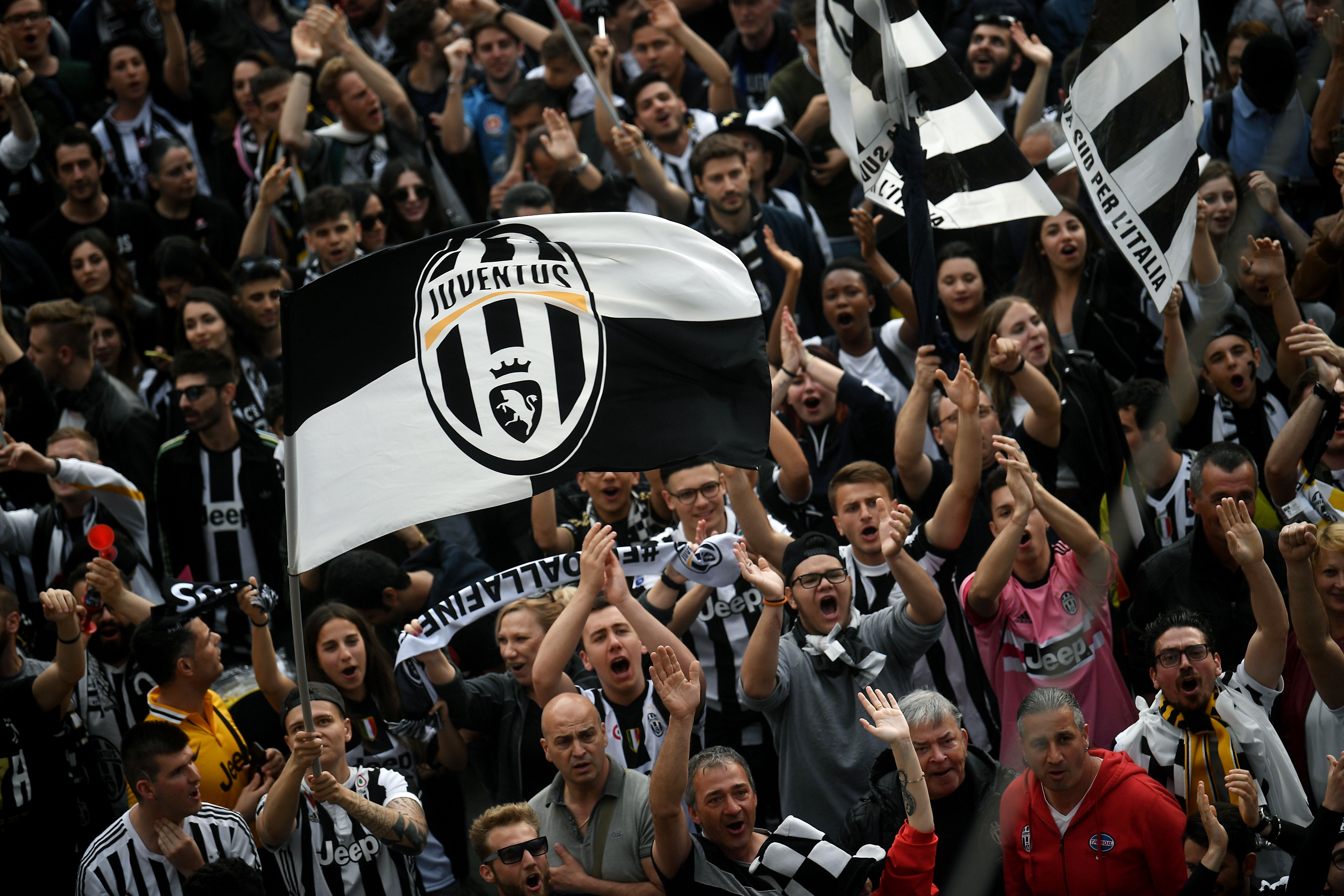 Juventus supporters celebrate the scudetto in central Turin after the Italian Serie A last football match of the season, on May 19, 2018. Juventus won their 34th Serie A title and seventh in succession. (Photo by Marco BERTORELLO / AFP)        (Photo credit should read MARCO BERTORELLO/AFP/Getty Images)