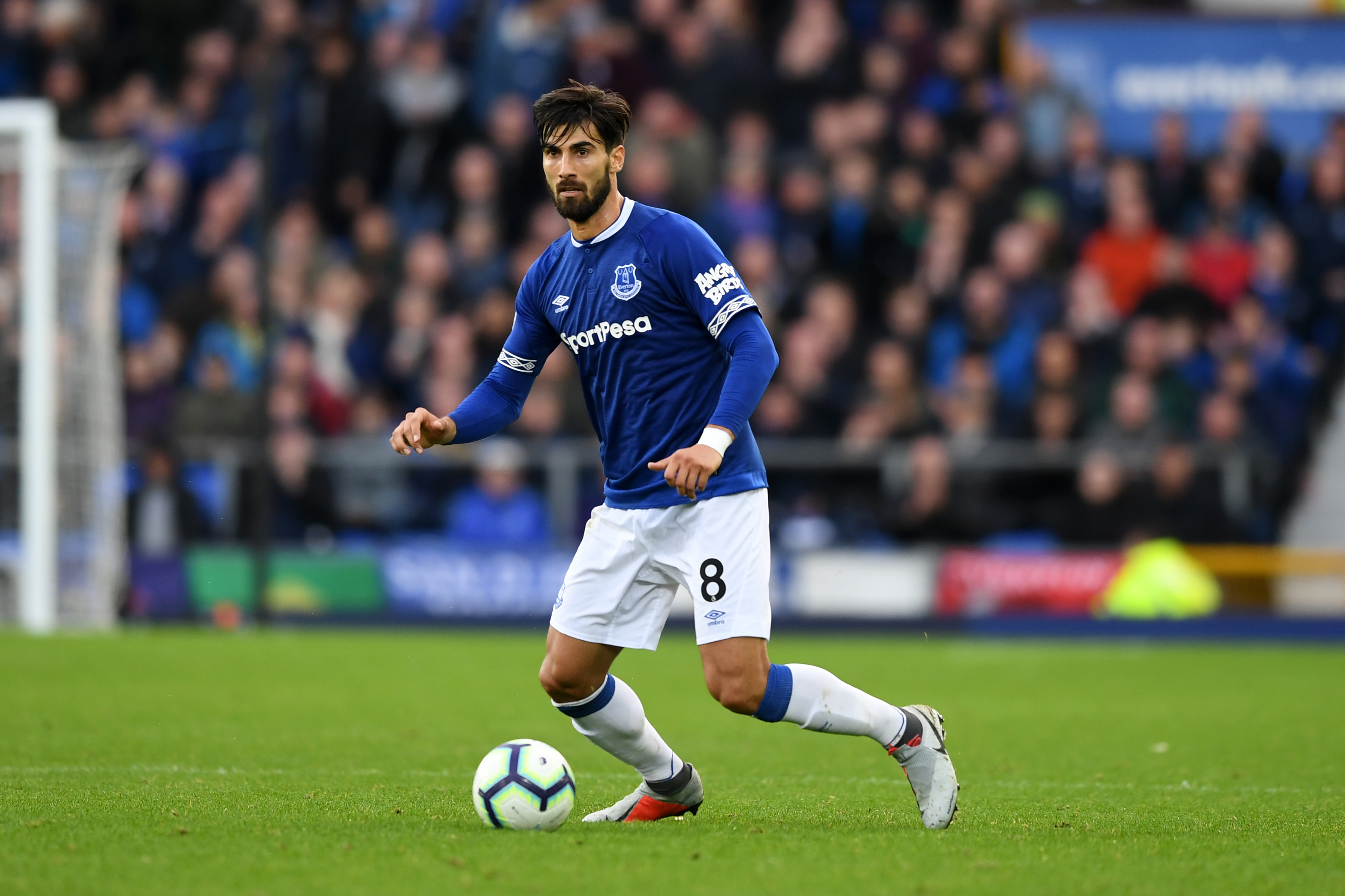 LIVERPOOL, ENGLAND - OCTOBER 21:  André Gomes of Everton in action during the Premier League match between Everton FC and Crystal Palace at Goodison Park on October 21, 2018 in Liverpool, United Kingdom.  (Photo by Michael Regan/Getty Images)